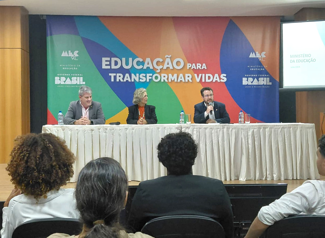 Reitora do IFG participa de atividade do MEC